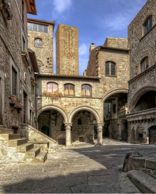 Viterbo tra medioevo e antichi sapori con guida esperta privata Viterbo tra medioevo e antichi sapori con guida esperta privata