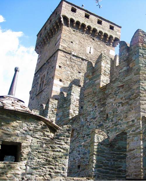 Aosta e il Castello di Fenis, tour guidato con tappa in distilleria Aosta e il Castello di Fenis, tour guidato con tappa in distilleria