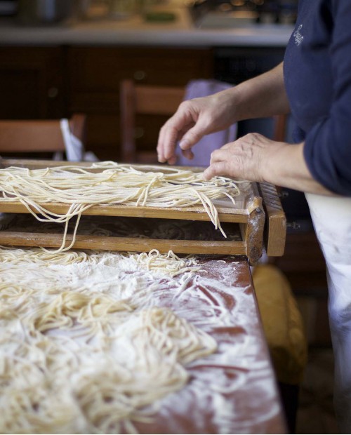 Lezione di pasta fatta in casa, visita in cantina e cena abruzzese Lezione di pasta fatta in casa, visita in cantina e cena abruzzese