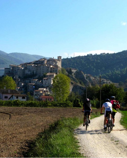 Bike tour nei boschi dell'Umbria con picnic e visita alla cascata Bike tour nei boschi dell'Umbria con picnic e visita alla cascata