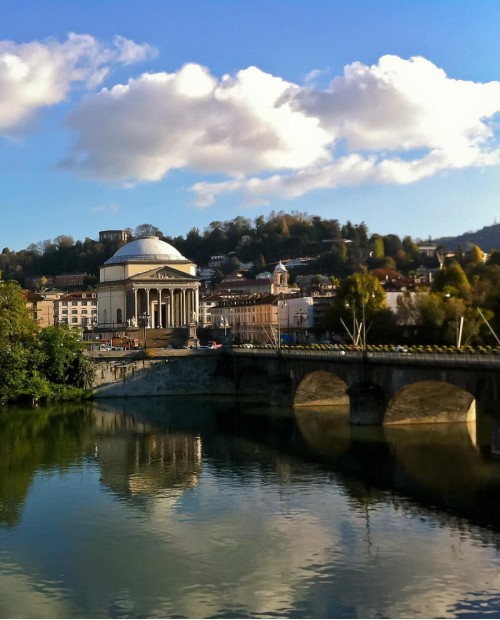 Torino: walking tour con guida locale e pranzo o cena in un caffè storico Torino: walking tour con guida locale e pranzo o cena in un caffè storico