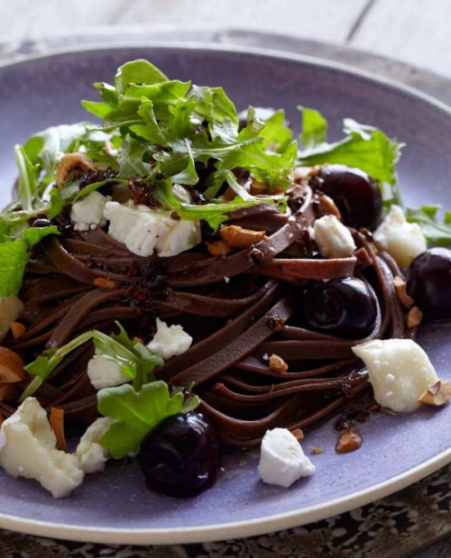 Strana pasta a tavola: radiatori arcobaleno e tagliatelle al cacao Strana pasta a tavola: radiatori arcobaleno e tagliatelle al cacao