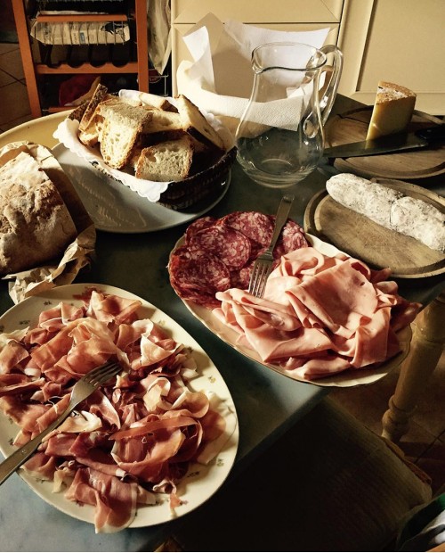 Degustazione a Siena di vini toscani DOCG, salumi e formaggi Degustazione a Siena di vini toscani DOCG, salumi e formaggi